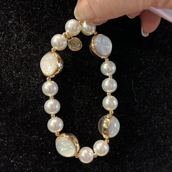 NWT this Clayborne bracelet, gold and white pearls - Picture 2 of 6